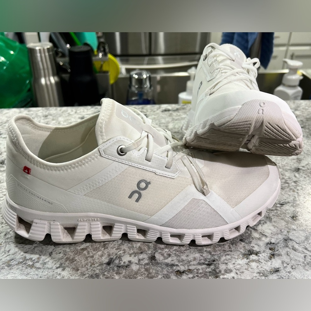On Cloud, Size 10 Women’s, All White